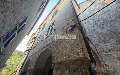 Casa indipendente a Castiglione Chiavarese 5 local