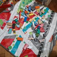 tappeto città con pezzi in legno 