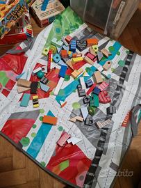 tappeto città con pezzi in legno 