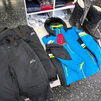 completo da neve compresi gli stivali