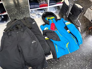 completo da neve compresi gli stivali