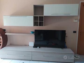 parete attrezzata  più camera, non materasso e TV 