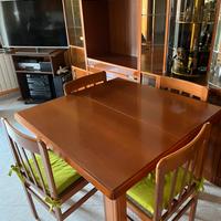 Parete attrezzata e tavolo