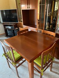 Parete attrezzata e tavolo