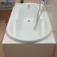 Vasca da bagno ergonomica completa di pannellatura