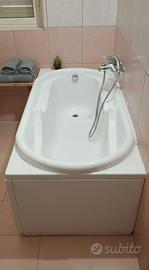 Vasca da bagno ergonomica completa di pannellatura