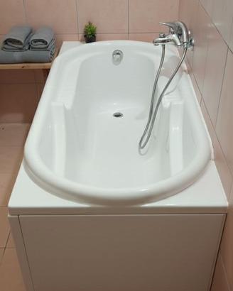 Vasca da bagno ergonomica completa di pannellatura