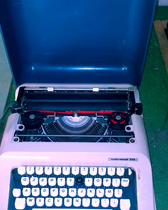 Macchina scrivere olivetti 318