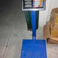 bilancia con calcolatrice 