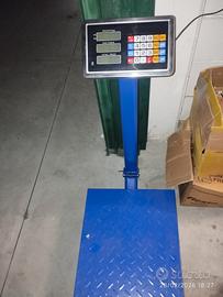 bilancia con calcolatrice 