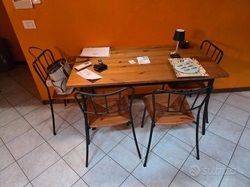 Tavolo in legno con 4 sedie