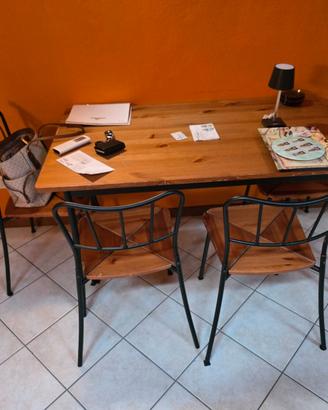 Tavolo in legno con 4 sedie