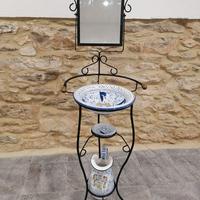 Lavamano in ferro e ceramiche dipinte
