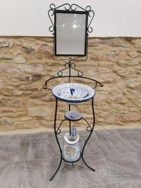 Lavamano in ferro e ceramiche dipinte