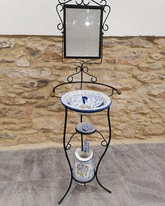 Lavamano in ferro e ceramiche dipinte