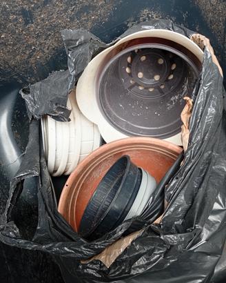 vasi in plastica per giardinaggio