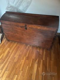 Baule Vintage in Legno con Finiture in Bronzate