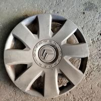4 cerchi auto con pneumatici più 2 copricerchi