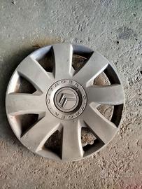 4 cerchi auto con pneumatici più 2 copricerchi