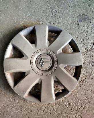 4 cerchi auto con pneumatici più 2 copricerchi