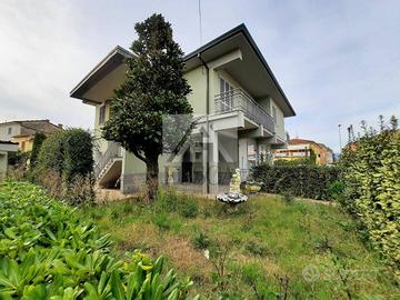Villa di 240 m² con più di 5 locali a Lucca