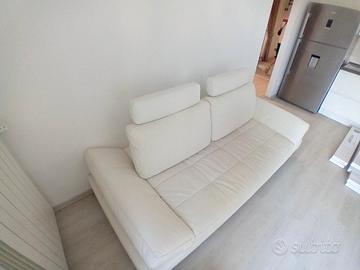 divano bianco ecopelle 