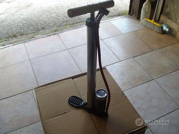 Pompa per biciclette e scooter