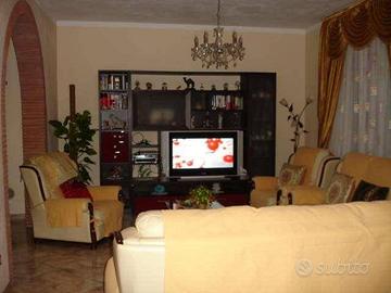 Casa indipendente di 300 m² con più di 5 locali e 