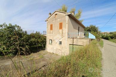 CASA INDIPENDENTE A LUZZI