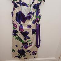 vestito sfondo chiaro e  fiori viola 