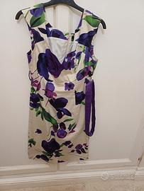 vestito sfondo chiaro e  fiori viola 