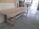 tavolo-in-legno-vecchio-con-assi-distanziate