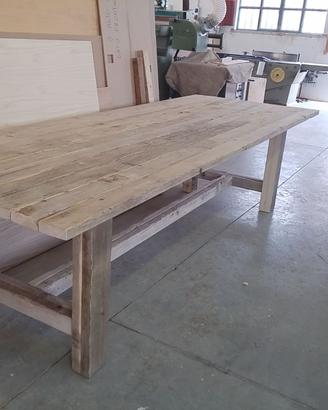 tavolo in legno vecchio con assi distanziate
