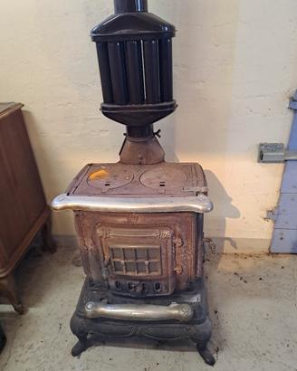 stufa antica di ghisa 