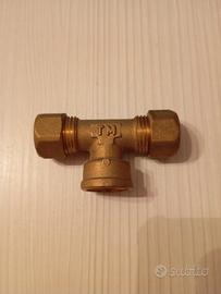 Raccordo a Tee femmina 1/2″ F – Ø 16