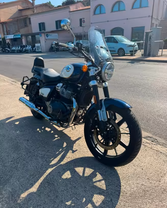 Royal Enfield Super Meteor 650 anno 2023