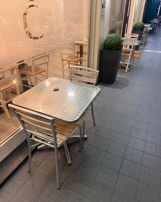 Tavoli e sedie in alluminio e legno