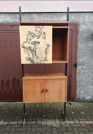 Libreria vintage italiana con mobile bar