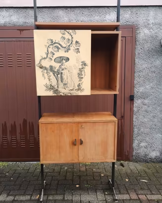 Libreria vintage italiana con mobile bar