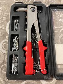 Rivettatrice con 55 Rivetti