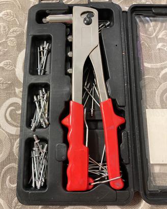 Rivettatrice con 55 Rivetti
