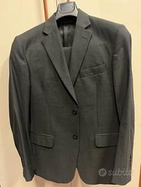 Completo uomo grigio scuro rigatino