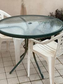 Tavolo da esterno e gerani