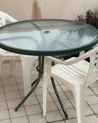 Tavolo da esterno e gerani