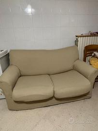 Divano comodo con copertura beige