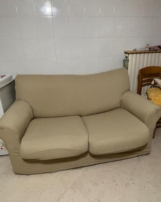 Divano comodo con copertura beige