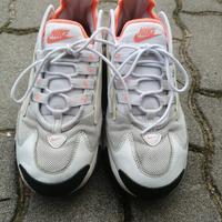 Scarpe della Nike da ragazzo. 