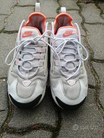 Scarpe della Nike da ragazzo. 