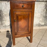 Comodino in legno