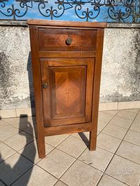 Comodino in legno